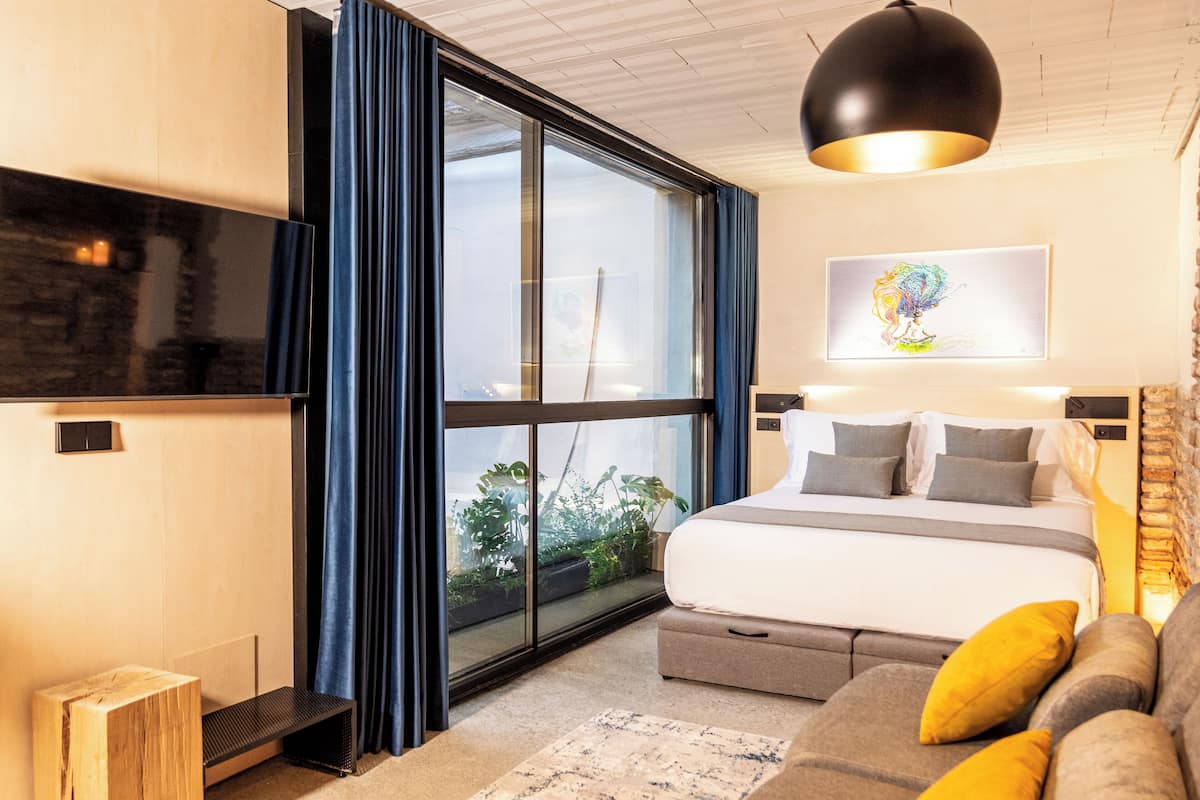 Classic Studio, 1 Queen Bed, Mobility Accessible | In-room safe, iron/ironing board, free WiFi