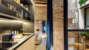 Superior Art Studio with Patio Views | Eigene Küche | Mikrowelle, Herdplatte, Toaster, Kochgeschirr/Geschirr/Besteck