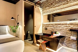 Exclusive One Bedroom Suite with Experience Bath | Cassaforte in camera, ferro/asse da stiro, Wi-Fi gratuito, lenzuola