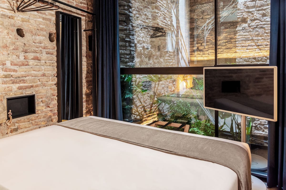 Superior Studio | In-room safe, iron/ironing board, free WiFi