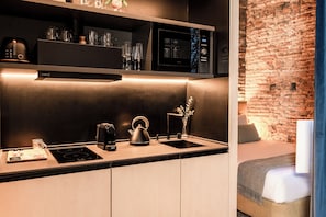 Superior Studio | Private kitchen | Microwave, stovetop, toaster, cookware/dishes/utensils - Coeo Despertar Signature Apartments (Málaga)