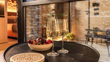 Superior Art Studio with Patio Views | Oppholdsområde | En 50-tommers Flatskjerm-TV med kabel-kanaler samt Netflix