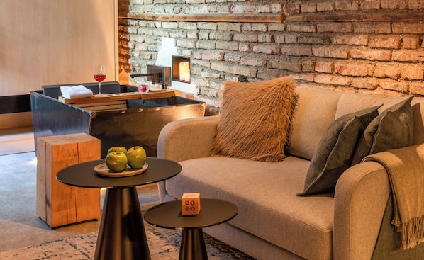 Classic Studio | Living area | 50-inch flat-screen TV with cable channels, Netflix, streaming services - Coeo Despertar Signature Apartments (Málaga)