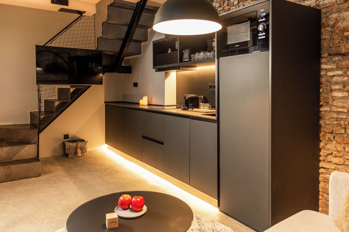 Superior Duplex | Private kitchen | Microwave, stovetop, toaster, cookware/dishes/utensils