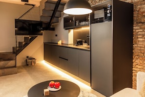 Superior Duplex | Private kitchen | Microwave, stovetop, toaster, cookware/dishes/utensils - Coeo Despertar Signature Apartments (Málaga)