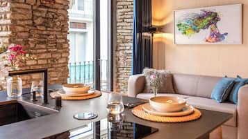 Exclusief appartement, 1 slaapkamer | Woonruimte | Een 50-inch flatscreentelevisie met kabelzenders en Netflix