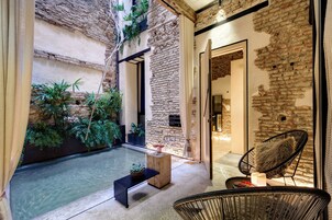 Zen Suite, Patio with Water & Art | 露台