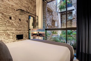 Superior Art Studio with Patio Views | 客房内保险箱、熨斗/熨板、免费 WiFi、床单