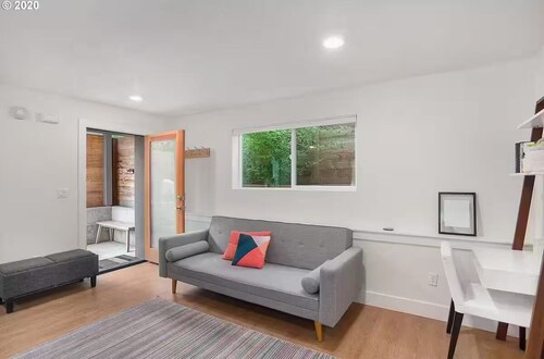 Beautiful 1-bedroom apartment, pvt courtyard w/kitchen, laundry,  AC in Portland