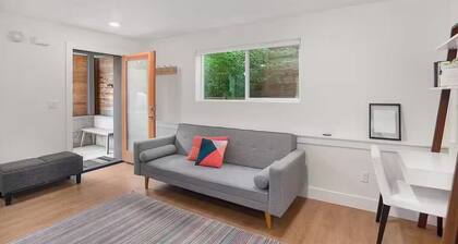 Beautiful 1-bedroom apartment, pvt courtyard w/kitchen, laundry, AC in Portland