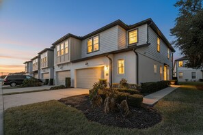 Exterior - Modern 3BR Family Retreat Near Disney with Resort Pool (Davenport)
