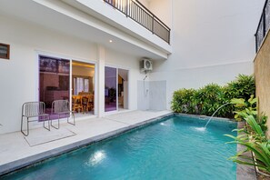 Vila, sacada, vista para a piscina | Piscina | Piscina externa