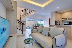 Villa, balcon, vue piscine | Coin séjour | TV connectée de 43 pouces avec chaînes numériques, Netflix