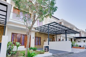 Vila, sacada, vista para a piscina | Fachada