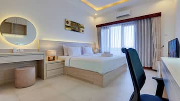 Villa, balcone, vista piscina | Una cassaforte in camera, culle/letti per bambini (a pagamento)