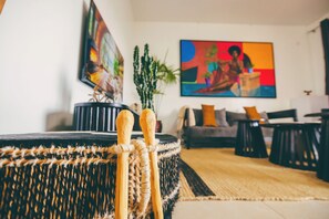 Ein Wohnzimmer mit einer Couch, einem Couchtisch und einem Bild an der Wand.