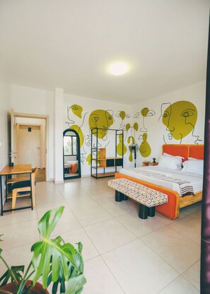 Ein modernes Schlafzimmer mit einem Bett, einem Schreibtisch und einem Stuhl.