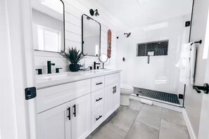Shower, hair dryer, towels, soap - The Bull Bungalow! Pool, Hot Tub, Outdoor TV/Movie (Scottsdale)