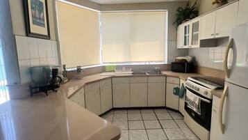 冷蔵庫、電子レンジ、コンロ、コーヒー / ティーメーカー