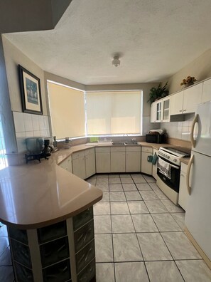 Kjøleskap, mikrobølgeovn, kokeplater og kaffetrakter/tekoker