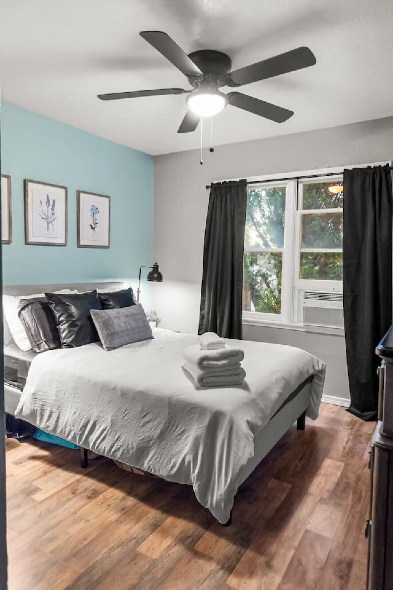 2 bedrooms, desk, WiFi, bed sheets