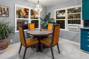 Dining - The Birdhouse At Shasta Lake (Shasta Lake)