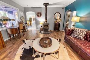 Living area - The Birdhouse At Shasta Lake (Shasta Lake)