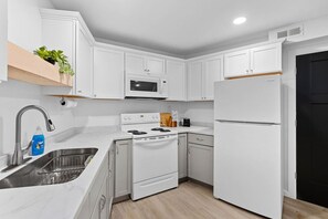 Geladeira, micro-ondas, fogão, cooktop