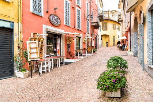 Bee Apartment: Luino Lakeside With Outdoor Dining
