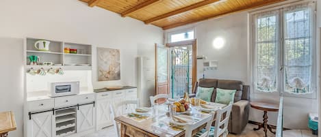 Standard Apartment, Multiple Bedrooms (Butterfly Apartment) | Dining