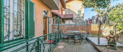 Apartamento estándar, varias habitaciones (Butterfly Apartment) | Restaurante al aire libre