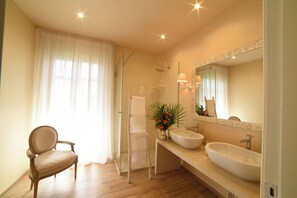 Vila família, vários quartos (Villa Nina Luxury With Pool) | Banheiro | Banheira e chuveiro separados, secador de cabelo, bidê, toalhas de banho