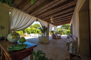 Villa familiar, varias habitaciones (Villa Nina Luxury With Pool) | Restaurante al aire libre