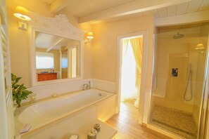 Villa familiar, varias habitaciones (Villa Nina Luxury With Pool) | Baño | Bañera y ducha independientes, secador de pelo, bidé y toallas