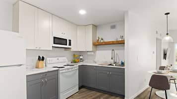Refrigerador, microondas, horno, placa de cocina