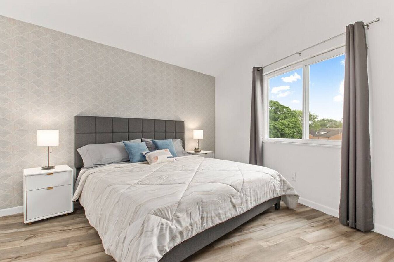 Tabla de planchar con plancha, wifi, ropa de cama