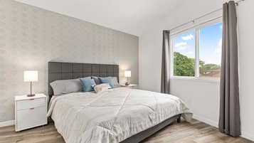 Tabla de planchar con plancha, wifi, ropa de cama