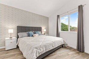 Tabla de planchar con plancha, wifi y ropa de cama 