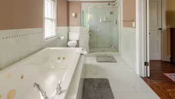 Bañera de hidromasaje, secador de pelo, toallas, jabón