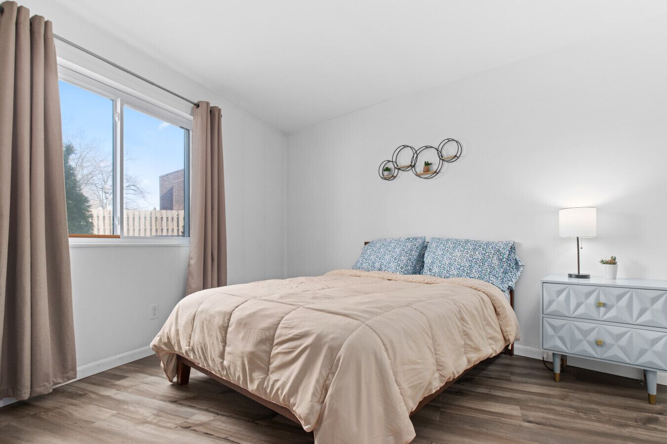 Desk, iron/ironing board, WiFi, bed sheets