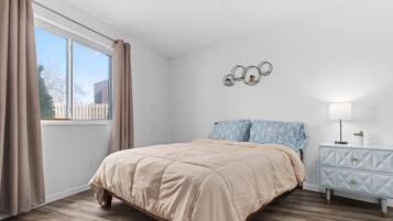 Desk, iron/ironing board, WiFi, bed sheets