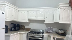 Private kitchen - House 30 minutes from the beach of punta Rusia and the inlet 3 bedrooms and 2 bathrooms. (Jaibon)