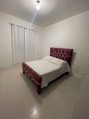 3 habitaciones, tabla de planchar con plancha, internet y ropa de cama 