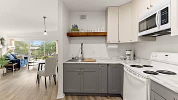 Réfrigérateur, micro-ondes, four, plaque de cuisson