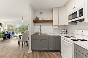 Frigorífic, microones, forn i placa de cuina 