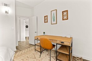 1 bedroom, desk, iron/ironing board, WiFi - Concord C1 · Slice of the Good Life: Concord C1 (Peoria)