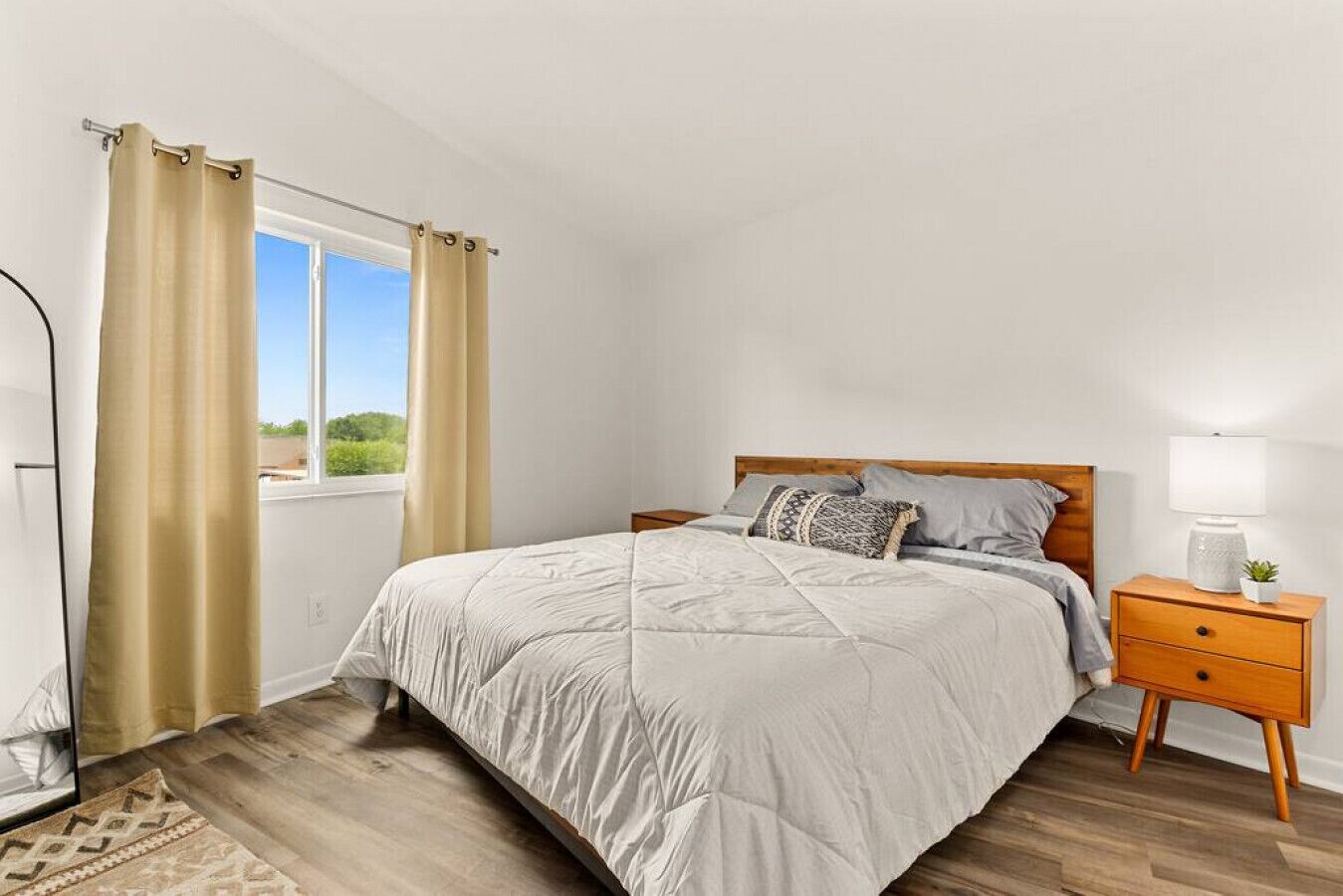 Escritorio, tabla de planchar con plancha, wifi y ropa de cama