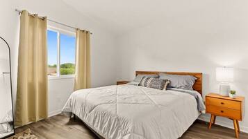 Escritorio, tabla de planchar con plancha, wifi y ropa de cama