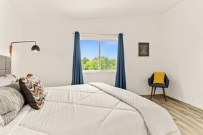 Tabla de planchar con plancha, wifi, ropa de cama