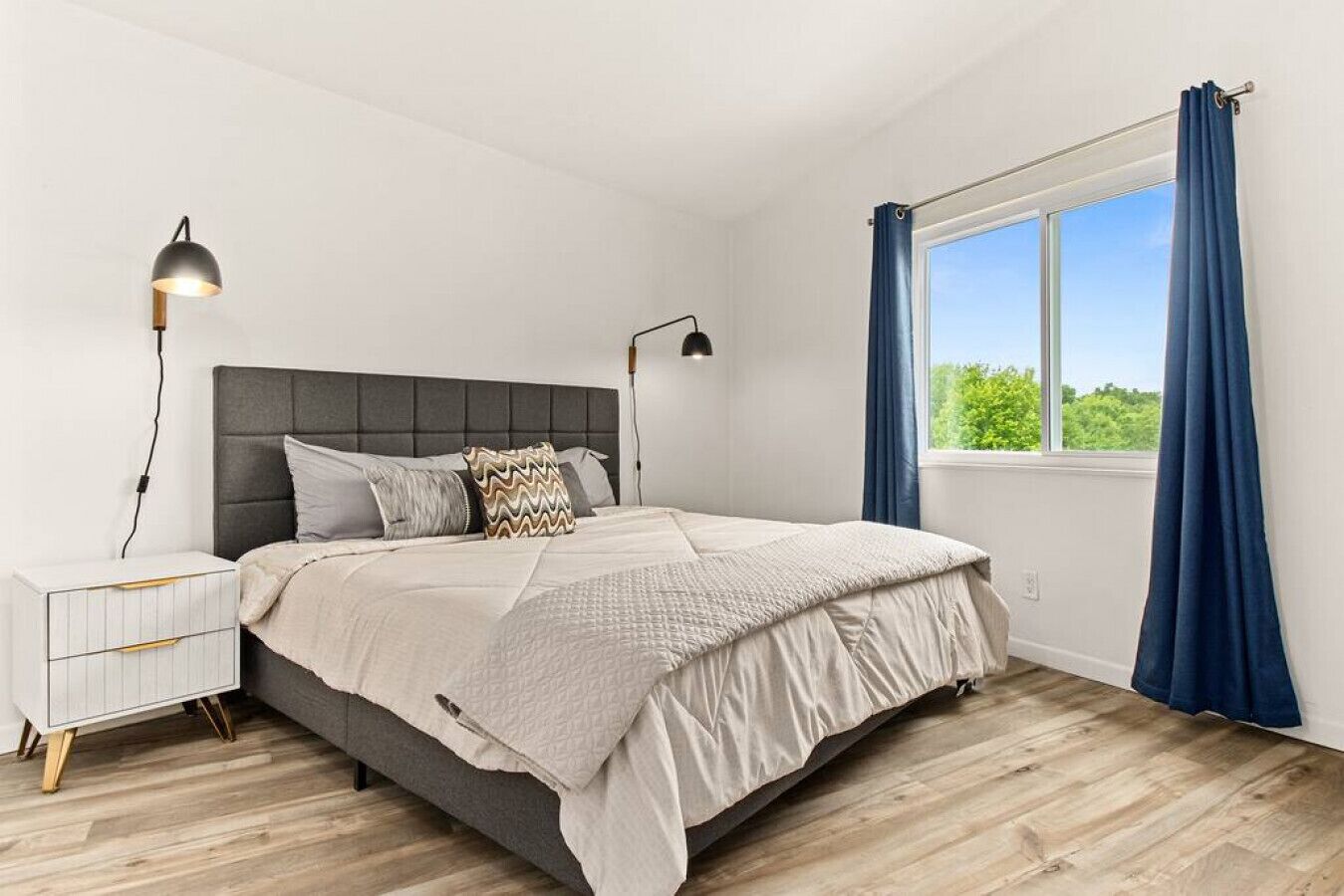 Tabla de planchar con plancha, wifi, ropa de cama